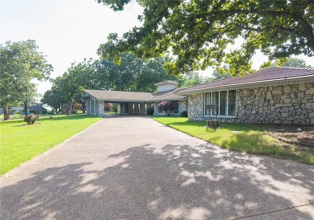 Photo 2 of Single family home for sale at 1 Vista Hills Blvd, Van Buren, AR 72956 | MLS# 1354310 | Listing updated on 2026-09-28
