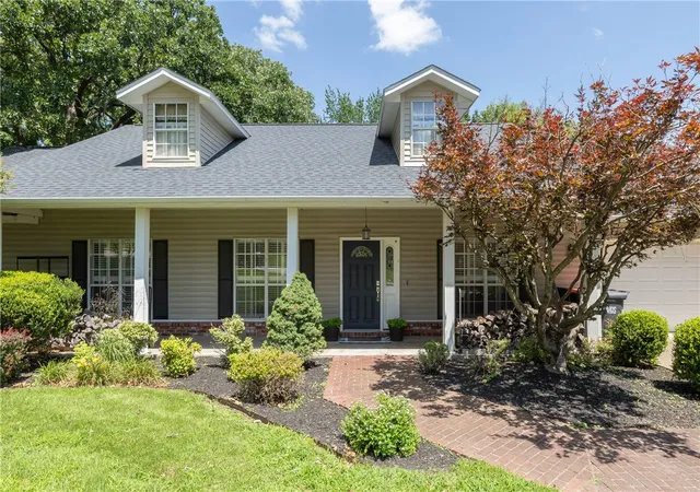 Photo 2 of Sale Pending at 414 Oak Manor Cir, Springdale, AR 72764 | MLS# 1353614 | Listing updated on 2026-08-31