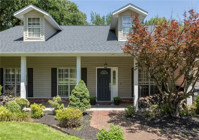 Photo 3 of Sale Pending at 414 Oak Manor Cir, Springdale, AR 72764 | MLS# 1353614 | Listing updated on 2026-08-31