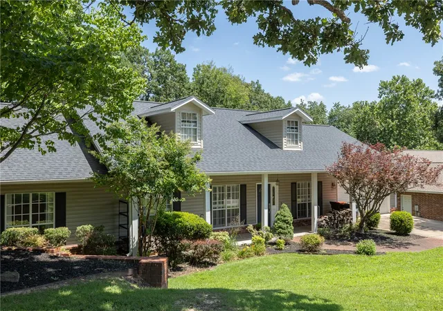 Photo 3 of Sale Pending at 414 Oak Manor Cir, Springdale, AR 72764 | MLS# 1353614 | Listing updated on 2026-08-31