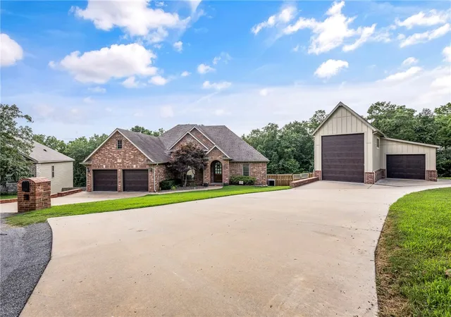 Photo 3 of Single family home for sale at 5 Bere Cir, Bella Vista, AR 72714 | MLS# 1354600 | Listing updated on 2026-10-06