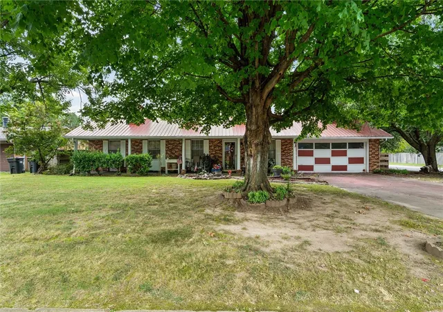 Photo 2 of Sale Pending at 1915 Dee Ave, Springdale, AR 72762 | MLS# 1354976 | Listing updated on 2026-08-29