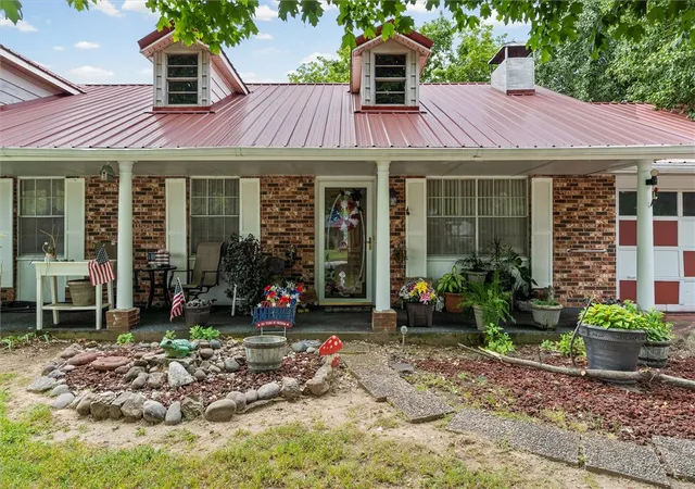 Photo 3 of Sale Pending at 1915 Dee Ave, Springdale, AR 72762 | MLS# 1354976 | Listing updated on 2026-08-29