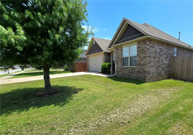 Photo 3 of Single family home for sale at 304 E Laurel Ave, Rogers, AR 72758 | MLS# 1355022 | Listing updated on 2026-09-02