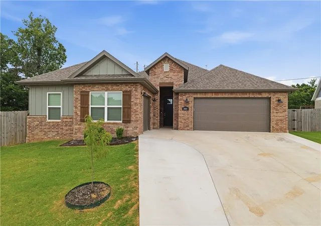 Photo 2 of Single family home for sale at 3800 Sw Pinecrest Dr, Bentonville, AR 72713 | MLS# 1354787 | Listing updated on 2026-08-28