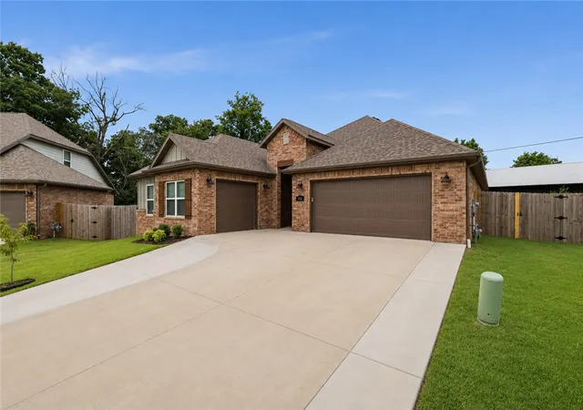 Photo 3 of Single family home for sale at 3800 Sw Pinecrest Dr, Bentonville, AR 72713 | MLS# 1354787 | Listing updated on 2026-08-28