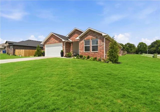 Single family home for sale at 3101 N Rooster St, Siloam Springs, AR 72761 | MLS# 1355208