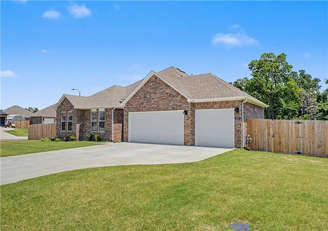 Photo 3 of Single family home for sale at 207 Kit Kat Ct, Siloam Springs, AR 72761 | MLS# 1354952 | Listing updated on 2026-09-16