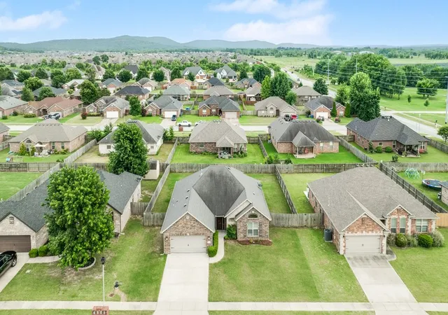 Photo 2 of Sale Pending at 4823 W Homespun Dr, Fayetteville, AR 72704 | MLS# 1355164 | Listing updated on 2026-09-06