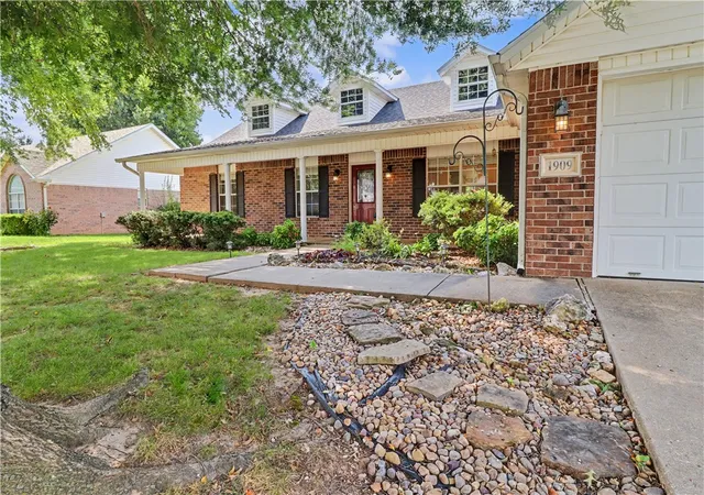 Photo 4 of Sale Pending at 1909 SW Pine Ave, Bentonville, AR 72713 | MLS# 1355545 | Listing updated on 2026-09-09