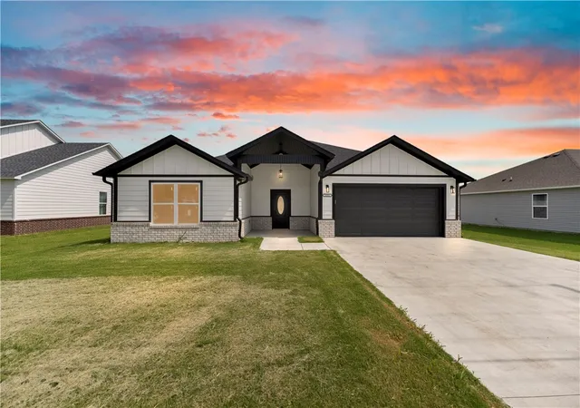 Photo 1 of Single family home for sale at 3251 E Kenwood St, Siloam Springs, AR 72761 | MLS# 1355221 | Listing updated on 2026-08-28