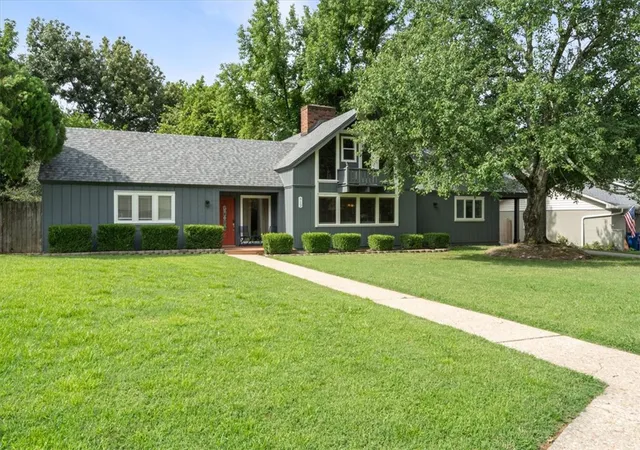 Photo 2 of Sale Pending at 912 W Elgin St, Siloam Springs, AR 72761 | MLS# 1355855 | Listing updated on 2026-08-31