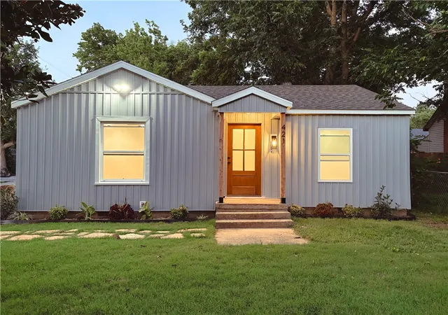 Photo 1 of Single family home for sale at 421 S Washington St, Siloam Springs, AR 72761 | MLS# 1355874 | Listing updated on 2026-09-13