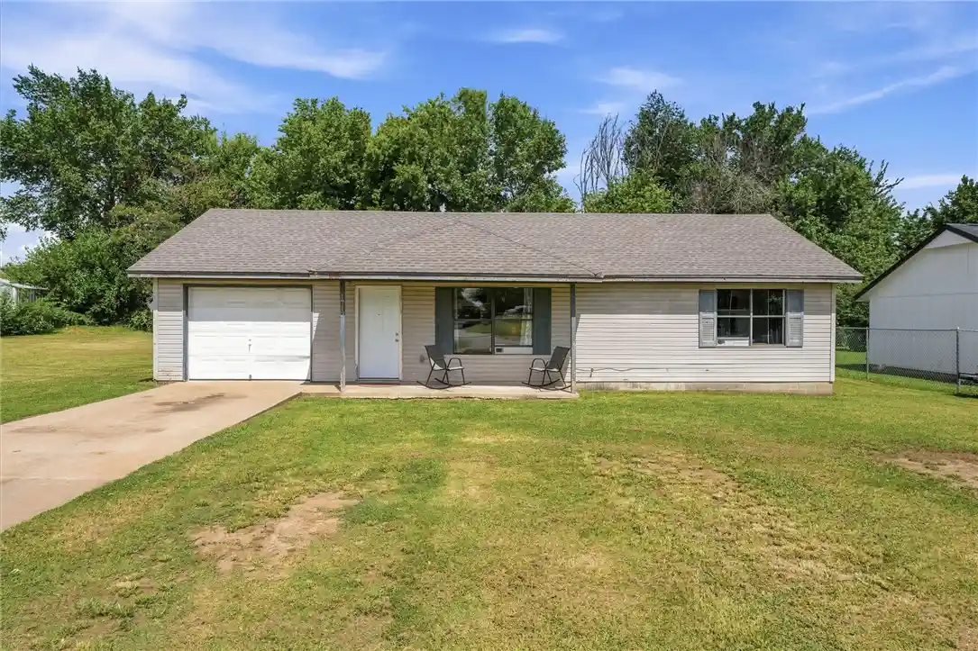 Single family home for sale at 1713 N Inglewood St, Siloam Springs, AR 72761 | MLS# 1355947