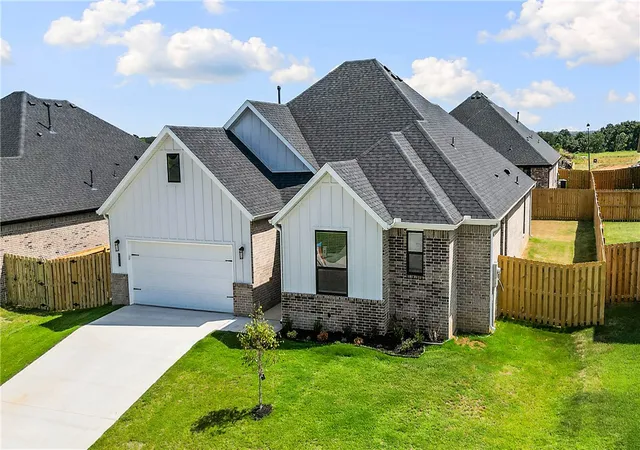 Photo 2 of Single family home for sale at 1511 Lookout Ln, Cave Springs, AR 72718 | MLS# 1356134 | Listing updated on 2026-10-22