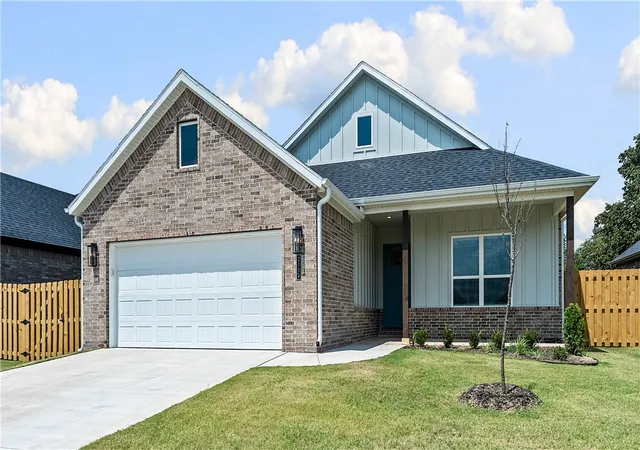 Photo 2 of Single family home for sale at 2112 Porter St, Pea Ridge, AR 72751 | MLS# 1356104 | Listing updated on 2026-10-05