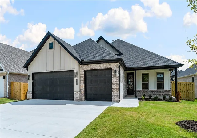 Photo 2 of Single family home for sale at 2117 Porter St, Pea Ridge, AR 72751 | MLS# 1356109 | Listing updated on 2026-10-05