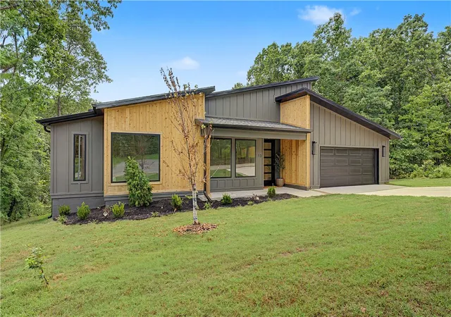 Photo 2 of Sale Pending at 13 Kinloch Dr, Bella Vista, AR 72715 | MLS# 1356409 | Listing updated on 2026-09-09