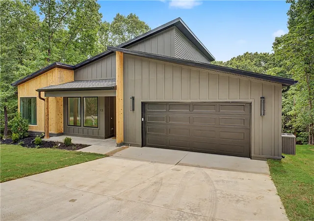 Photo 3 of Sale Pending at 13 Kinloch Dr, Bella Vista, AR 72715 | MLS# 1356409 | Listing updated on 2026-09-09