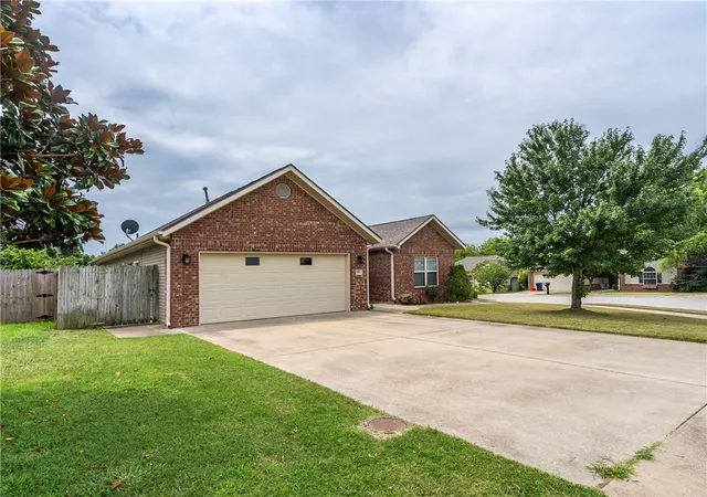Photo 3 of Single family home for sale at 804 Gail Dr, Siloam Springs, AR 72761 | MLS# 1356608 | Listing updated on 2026-09-08