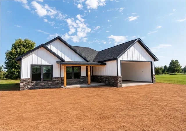 Photo 2 of Single family home for sale at 720 Angie Lynn St, Green Forest, AR 72638 | MLS# 1356601 | Listing updated on 2026-09-23