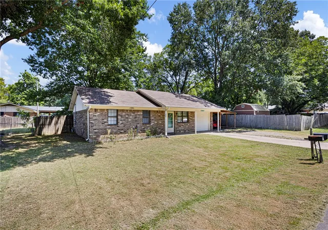 Photo 2 of Single family home for sale at 405 E 11th Street, Russellville, AR 72801 | MLS# 1356781 | Listing updated on 2026-09-08