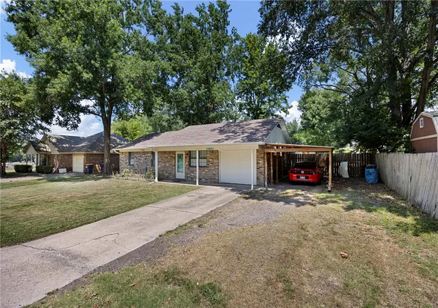 Photo 3 of Single family home for sale at 405 E 11th Street, Russellville, AR 72801 | MLS# 1356781 | Listing updated on 2026-09-08
