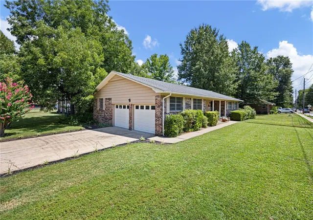 Photo 3 of Single family home for sale at 1010 N Detroit Ave, Russellville, AR 72801 | MLS# 1356824 | Listing updated on 2026-08-29