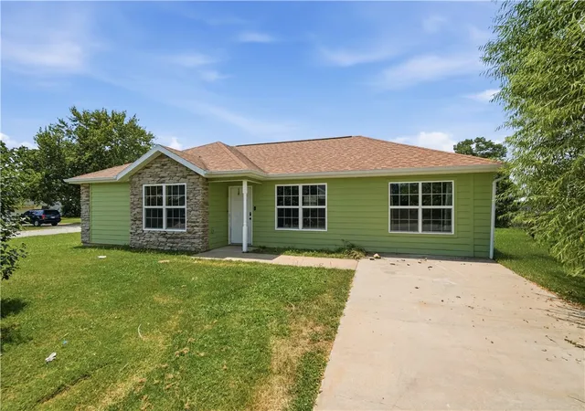 Photo 1 of Sale Pending at 304 Estates Dr, Green Forest, AR 72638 | MLS# 1356839 | Listing updated on 2026-08-28