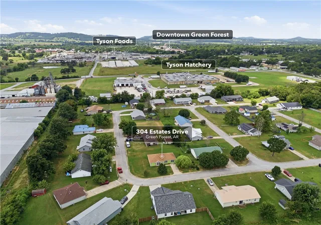 Photo 2 of Sale Pending at 304 Estates Dr, Green Forest, AR 72638 | MLS# 1356839 | Listing updated on 2026-08-28