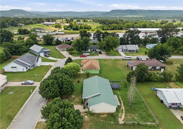Photo 3 of Sale Pending at 304 Estates Dr, Green Forest, AR 72638 | MLS# 1356839 | Listing updated on 2026-08-28