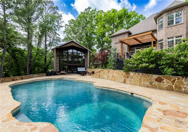 Photo 2 of Sale Pending at 904 Nw Oxford Gate, Bentonville, AR 72712 | MLS# 1356901 | Listing updated on 2026-09-02