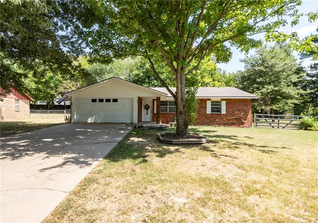 Photo 2 of Sale Pending at 1207 S Prospect St, Siloam Springs, AR 72761 | MLS# 1357264 | Listing updated on 2026-09-14