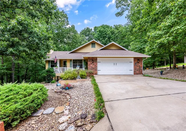 Photo 2 of Sale Pending at 32 Harlow Dr, Bella Vista, AR 72715 | MLS# 1357222 | Listing updated on 2026-09-02