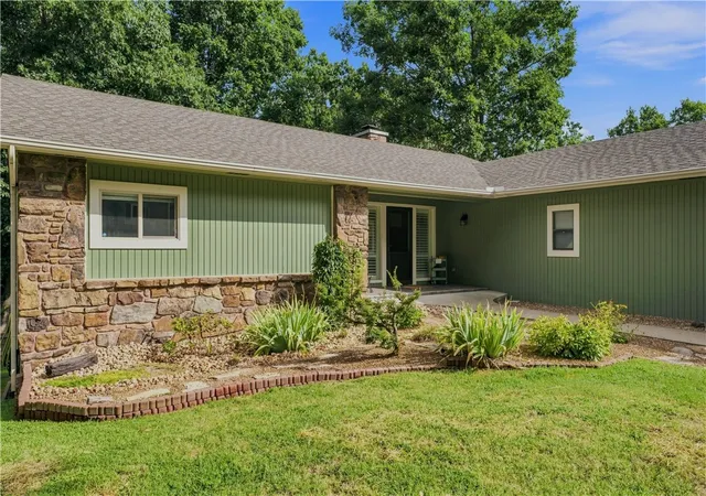 Photo 2 of Single family home for sale at 72 Elizabeth Dr, Bella Vista, AR 72715 | MLS# 1355699 | Listing updated on 2026-10-02