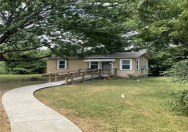 Photo 3 of Single family home for sale at 305 E Franklin St, Siloam Springs, AR 72761 | MLS# 1357483 | Listing updated on 2026-08-31
