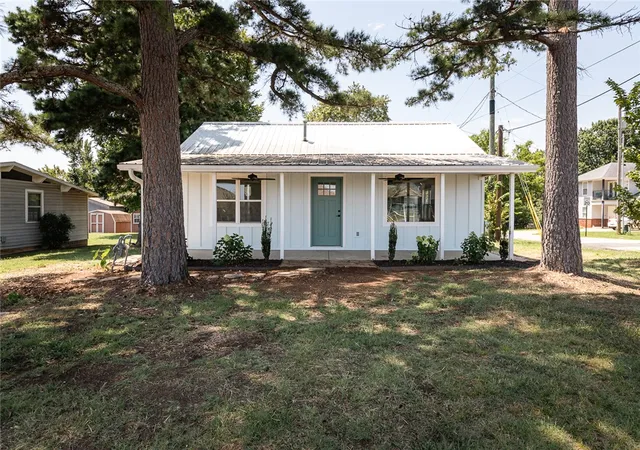 Photo 2 of Single family home for sale at 1023 S Morningside Dr, Fayetteville, AR 72701 | MLS# 1357078 | Listing updated on 2026-08-30