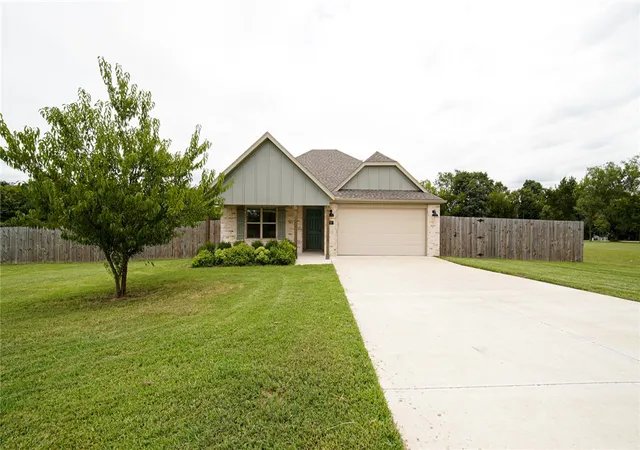 Photo 3 of Sale Pending at 8 Mcdole Ln, Bella Vista, AR 72715 | MLS# 1357510 | Listing updated on 2026-09-05