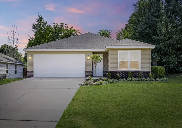 Photo 1 of Single family home for sale at 819 Tunbridge Dr, Bentonville, AR 72712 | MLS# 1357717 | Listing updated on 2026-09-27