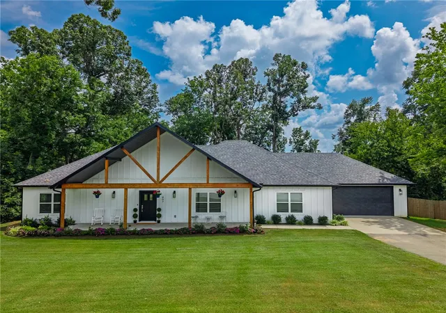 Photo 2 of Sale Pending at 807 E Bowen Blvd, Fayetteville, AR 72703 | MLS# 1357148 | Listing updated on 2026-09-09