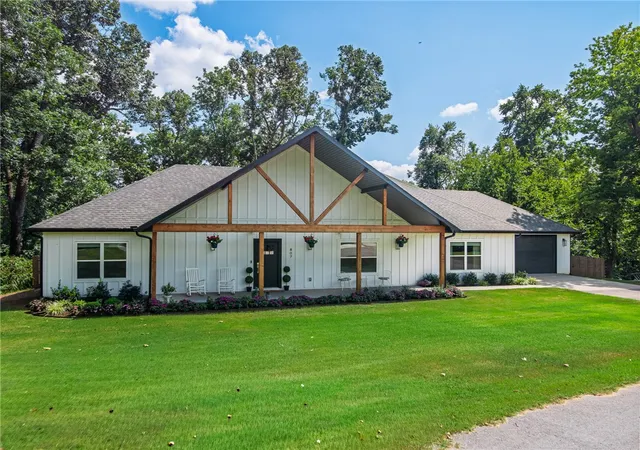Photo 3 of Sale Pending at 807 E Bowen Blvd, Fayetteville, AR 72703 | MLS# 1357148 | Listing updated on 2026-09-09