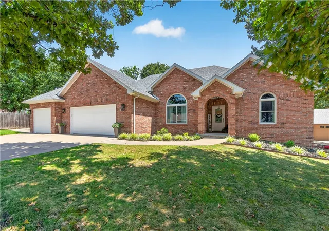 Photo 1 of Single family home for sale at 3 Ettington Dr, Bella Vista, AR 72714 | MLS# 1357617 | Listing updated on 2026-09-19