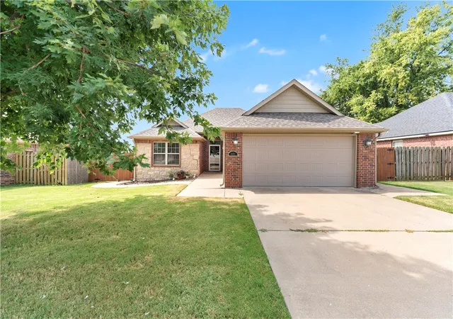 Photo 1 of Sale Pending at 402 W Worchester, Siloam Springs, AR 72761 | MLS# 1358036 | Listing updated on 2026-09-06
