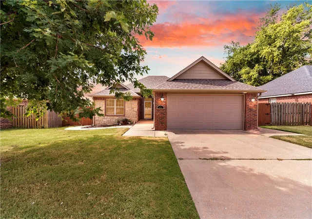 Photo 2 of Sale Pending at 402 W Worchester, Siloam Springs, AR 72761 | MLS# 1358036 | Listing updated on 2026-09-06