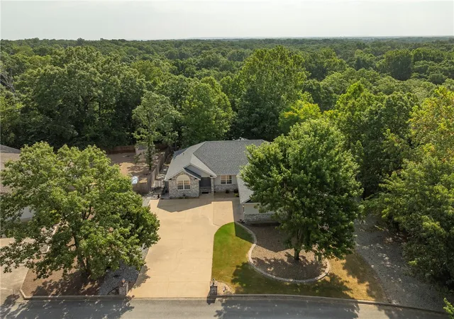 Photo 2 of Sale Pending at 13 Morganshire Dr, Bella Vista, AR 72714 | MLS# 1357801 | Listing updated on 2026-09-30