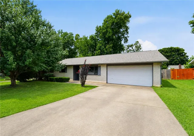 Photo 1 of Sale Pending at 406 Eastgate St, Springdale, AR 72762 | MLS# 1358065 | Listing updated on 2026-10-12
