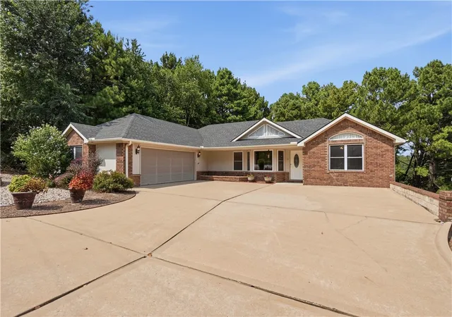 Photo 3 of Single family home for sale at 69 Mckenzie Dr, Bella Vista, AR 72715 | MLS# 1356945 | Listing updated on 2026-09-06