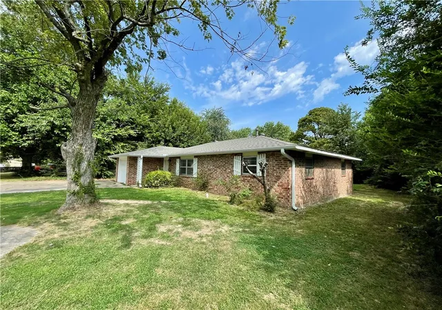 Photo 2 of Single family home for sale at 2100 Dee Ave, Springdale, AR 72762 | MLS# 1357997 | Listing updated on 2026-09-08
