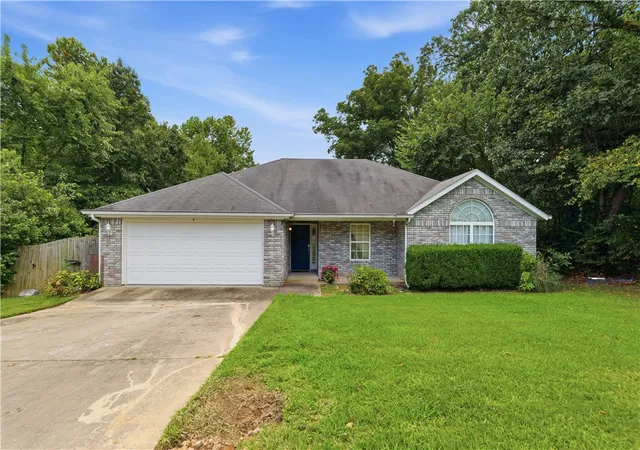 Photo 1 of Sale Pending at 4 Doon Ln, Bella Vista, AR 72715 | MLS# 1358408 | Listing updated on 2026-09-03
