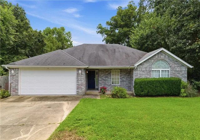 Photo 2 of Sale Pending at 4 Doon Ln, Bella Vista, AR 72715 | MLS# 1358408 | Listing updated on 2026-09-03